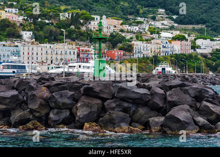 Blick auf Marina Grande mit kleinen hellen grünen Leuchtturm, Capri, eine Insel, die Bucht von Neapel, Italien, Europa Stockfoto