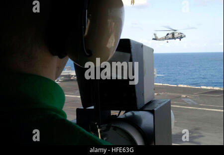 041117-N-5834B-011-Pazifik (17. November 2004) - Videobänder ein Seemann eine SH-60 b Seahawk, zugeordnet zu den "Saberhawks" der Hubschrauber Anti-Submarine Squadron Licht Four Seven (HSL-47), mit einem Pilot Landung Hilfe Fernsehen (PLAT) Kamera an Bord der Flugzeugträger der Nimitz-Klasse USS Abraham Lincoln (CVN-72). Die PLAT zeichnet alle Flugdeck Flugbetrieb. Lincoln und eingeschifften Carrier Air Wing Two (CVW-2) sind derzeit zu den westlichen Pazifischen Ozean auf eine regelmäßige Bereitstellung bereitgestellt. Foto: U.S. Navy des Fotografen Mate Airman Justin R. Blake (freigegeben) US Navy 041117-N-5834B-011 Stockfoto