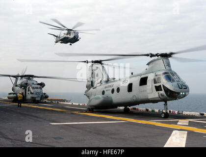 041122-N-5313A-020 Onslow Bucht, N.C (22. November 2004) - US-Marine CH-53E Super Hengste und ein CH-46 Sea Knight bereiten aus dem Flugdeck der amphibischen Angriff Schiff USS Kearsarge (LHD-3) zugewiesen, die 26. Marine Expeditionary Unit (MEU), Onslow Bay in North Carolina für eine Strand-Angriff-Übung Marines tragen abheben. Die Kearsarge Expeditionary Strike Group (ESG) und eingeschifften 26. MEU führen integrierte Erstausbildung in der Vorbereitung für eine geplante Bereitstellung. Foto: U.S. Navy des Fotografen Mate Airman Sarah E. Ard (freigegeben) US Navy 041122-N-5313A-020 US Marine CH-53E Su Stockfoto