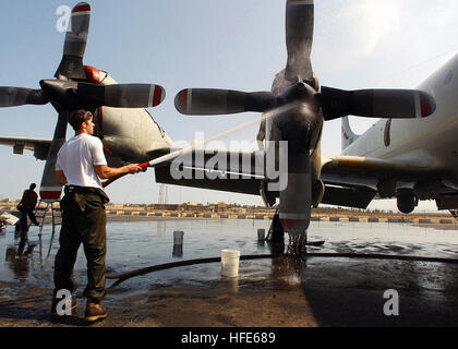 021024-N-4374S-031 zentrale Befehl Bereich der Verantwortung (AOR) 24. Oktober 2002 - A Sailor zugewiesen der "World Watchers" der Fleet Air Recon Squadron One (VQ-1) Sprays-Down der Propeller auf eine p-3 Orion mit einem Wasser Schlauch während einer Flugzeug-Waschung auf dem Flug Linie. VQ-1 ist nach Hause am Naval Air Station Whidbey Island, Washington, portiert und ist derzeit auf Einsatz im Nahen Osten zur Unterstützung der Operation Enduring Freedom (OEF). Foto: U.S. Navy des Fotografen Mate 2. Klasse Michael Sandberg. (FREIGEGEBEN) US Navy 021024-N-4374S-031 A Sailor zugewiesen die Stockfoto