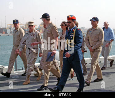 041129-N-8801B-048 Dubai, Vereinigte Arabische Emirate – (29. November 2004) United States Army, Kommandierender General, US Central Command, (CENTCOM) John P. Abizaid, US-Botschafter, Frau Michele J. Sison und Vereinigte Arabische Emirate Würdenträger mit Militärs machen Sie eine Tour an Bord der USS Essex (LHD-2), befehlshabender Offizier, Kapitän Jan M. Van Tol und Essex Personal bewirtet. Essex Expeditionary Strike Group, 10. September, aktiviert gehören amphibische Schiffe, verschiedene Kreuzer, Zerstörer, Patrouillenboote, Schiffe der Küstenwache und Koalitionstruppen, die Bereitstellung von Sicherheit und Stabilität in der Nor Stockfoto