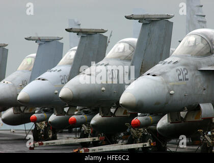 041201-N-5345W-131 (Golfstaaten) F/A-18 Hornets untätig in Bildung auf dem Flugdeck der Flugzeugträger der Nimitz-Klasse USS Harry S. Truman (CVN-75).  Trumans Carrier Strike Zehner-Gruppe (CSG-10) und sie sind derzeit auf eine regelmäßige Bereitstellung zur Unterstützung der globalen Krieg gegen den Terrorismus eingeschifften Carrier Air Wing drei (CVW-3).  US Navy Foto des Fotografen Mate Airman Kristopher Wilson.  (Veröffentlicht von HST Public Affairs) U.S. Navy 041201-N-5345W-131-F-A-18A Hornissen, zugewiesen, die Silber Adler der Marine Kämpfer Angriff Squadron One One Five (VMFA-115), bewaffnet mit AGM-65 Maverick Stockfoto