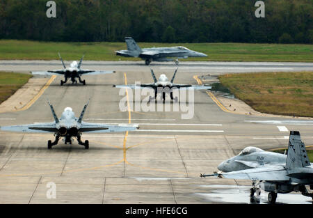 041202-N-6842R-029 Naval Air Station, New Orleans, Louisiana (2. Dezember 2004) - fünf Hornissen F/A-18A, der Fluss Rattlers von Strike Fighter Squadron zwei Null vier (VFA - 204), Taxi nach der Start-und Landebahn für den Start zugewiesen. Die Hornets wurden die Aufgaben als Widersacher Flugzeug für eine Ausbildungsmission mit F - 14D Tomcats zugeordnet zu den "schwarzen Löwen" der Fighter Squadron Two One Three (VF-213) während ihrer Strike Fighter Advance Readiness Programm (SFARP) durchführen. Foto: U.S. Navy ens Darin K. Russell (freigegeben) US Navy 041202-N-6842R-029 fünf F-A-18A Hornissen Taxi zur Startbahn für den Start Stockfoto