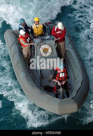 041207-N-4308O-027 Persischen Golf (7. Dezember 2004) Ð Segler zugewiesen Decksbereich an Bord der Flugzeugträger der Nimitz-Klasse USS Harry S. Truman (CVN-75), navigieren eine Riged Hull Inflatable Boat (RHIB) während eines Bohrers allgemeine Viertel (GQ). Derzeit sind Flugzeuge aus Carrier Air Wing drei (CVW-3) begonnen an Bord Truman Luftnahunterstützung Bereitstellung und Durchführung von Intelligenz, Überwachung und Aufklärungsmissionen im laufenden Betrieb über den Irak. Trumans Carrier Strike Zehner-Gruppe (CSG-10) und eingeschifften CVW-3 befinden sich auf einer regelmäßigen Bereitstellung zur Unterstützung des globalen Krieges auf Ter Stockfoto