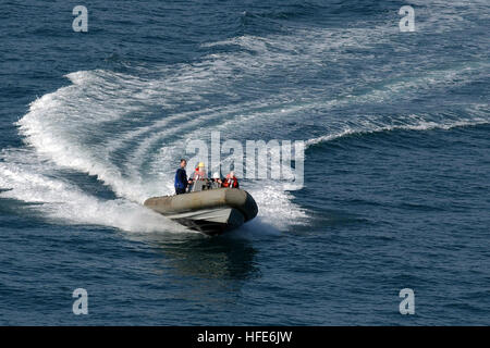 041207-N-4757S-086 Persischen Golf (7. Dezember 2004) - A Ridged Hull Inflatable Boat (RHIB) gleitet durch das Wasser während einer allgemeinen Viertel (GQ) Drill an Bord der Flugzeugträger der Nimitz-Klasse USS Harry S. Truman (CVN-75). Derzeit sind Flugzeuge aus Carrier Air Wing drei (CVW-3) begonnen an Bord Truman Luftnahunterstützung Bereitstellung und Durchführung von Intelligenz, Überwachung und Aufklärungsmissionen im laufenden Betrieb über den Irak. Trumans Carrier Strike Zehner-Gruppe (CSG-10) und eingeschifften CVW-3 befinden sich auf einer regelmäßigen Bereitstellung zur Unterstützung der globalen Krieg gegen den Terrorismus. US-Nav Stockfoto