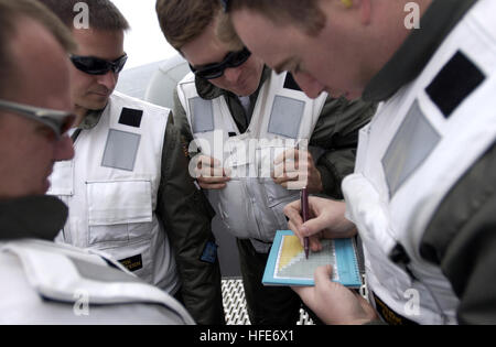 041214-N-0696M-083-Pazifik (14. Dezember 2004) - Landing Signal Officers (LSO), zugewiesen, die "Wikinger" von Electronic Attack Squadron One zwei Nine (VAQ-129), Klasse eine verhaftete Landung an Bord der Flugzeugträger der Nimitz-Klasse USS Ronald Reagan (CVN-76). Reagan ist derzeit im Gange in den Pazifischen Ozean Durchführung Träger Qualifikationen für die Westküste Flotte Ersatz Staffeln US Navy Foto vom Fotografen Mate 2. Klasse Tschad McNeeley (freigegeben) US Navy 041214-N-0696M-083 Landing Signal Officers (LSO) Klasse eine verhaftete Landung an Bord der Flugzeugträger der Nimitz-Klasse USS Ronald R Stockfoto