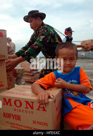 050103-N-9293-K-133 Aceh, Sumatra, Indonesien (4. Januar 2005) - Uhren ein indonesischen Jungen die humanitären Hilfsmaßnahmen auf Sultan Iskandar Muda Air Force Base in Banda Aceh, Sumatra, Indonesien. Medizinische Teams aus USS Abraham Lincoln (CVN-72), Carrier Air Wing zwei (CVW-2) und der International Organization for Migration (IOM) Aufbau einer Triage-Website befindet sich auf Sultan Iskandar Muda Air Force Base in Banda Aceh, Sumatra. Die beiden Teams arbeiteten gemeinsam mit Mitgliedern der Australian Air Force, Opfer der Tsunami betroffenen Küstenregionen erste medizinischen Versorgung anzubieten. Die Abraham Lincoln C Stockfoto