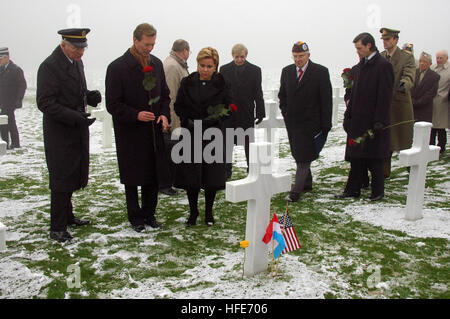 041216-N-3236B-020 Hamm, Belgien (16. Dezember 2004) Ð der Großherzog Henri und die Großherzogin Maria Teresa legte Blumen am Grab von einem gefallenen des zweiten Weltkriegs US-Soldat auf dem amerikanischen Soldatenfriedhof in Luxemburg. Veranstaltungen zum Gedenken an den 60. Jahrestag der deutschen offensive Aktion in den Ardennen Ostbelgien und nördlichen Luxemburg, wo amerikanische Truppen einige seiner größten Verluste während des zweiten Weltkriegs erlitten zu dienen. Foto: U.S. Navy PhotographerÕs Mate 1. Klasse Ted Banken (freigegeben) US Navy 041216-N-3236B-020 der Großherzog Henri und die Großherzogin Maria Teresa legte flo Stockfoto