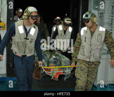 041221-N-8801B-004 Persischer Golf (21. Dezember 2004) Ð Sanitätssoldaten an Bord der amphibischen Angriff Schiff USS Essex (LHD-2), Transport eines verletzten Irakers gerettet von einer Dhau im Persischen Golf. Die Essex Expeditionary Strike Group (ESG) trägt zur Sicherheit und Stabilität in den nördlichen Persischen Golf bieten und gleichzeitig den globalen Krieg gegen den Terrorismus zu unterstützen. Foto: U.S. Navy des Fotografen Mate 3. Klasse Travis M. Burns (freigegeben) US Navy 041221-N-8801B-004 Sanitätssoldaten an Bord der amphibischen Angriff Schiff USS Essex (LHD-2), transport von verletzten Iraker gerettet von einer Dhau im Persischen Golf Stockfoto