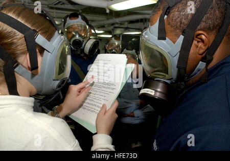 041221-N-2984R-042 Persischen Golf (21. Dezember 2004) Ð A Fire Teamleiter erklärt die Crew, Bohren Sie angemessene Verfahren im Falle eines Angriffs von chemischen, biologischen oder radioaktiven (CBR) während eine allgemeine Viertel (GQ) getroffen werden. Carrier Air Wing drei (CVW-3) ist derzeit an Bord der USS Harry S. Truman (CVN-75) Durchführung von Intelligenz, Überwachung und Aufklärungsmissionen (ISR) über den Irak begonnen. Trumans Carrier Strike Zehner-Gruppe (CSG-10) und CVW-3 sind auf eine regelmäßige Bereitstellung zur Unterstützung der globalen Krieg gegen den Terrorismus. Foto: U.S. Navy des Fotografen Mate Airman Apprentice Ricardo Stockfoto