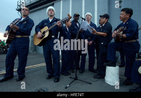 041224-N-4757S-169 Persischen Golf (24. Dezember 2004) - singen Segler Weihnachtslieder auf dem Flugdeck der Lenkflugkörper Kreuzer USS Monterey (CG-61) am Heiligabend.  USS Monterey ist derzeit an USS Harry S. Truman Carrier Strike Zehner-Gruppe (CSG-10) und ist auf eine regelmäßige Bereitstellung zur Unterstützung der globalen Krieg gegen den Terrorismus. Foto: U.S. Navy des Fotografen Mate 3. Klasse Craig Spiering (freigegeben) US Navy 041224-N-4757S-169 Matrosen singen Weihnachtslieder auf dem Flugdeck der Lenkflugkörper Kreuzer USS Monterey (CG-61) am Heiligabend Stockfoto