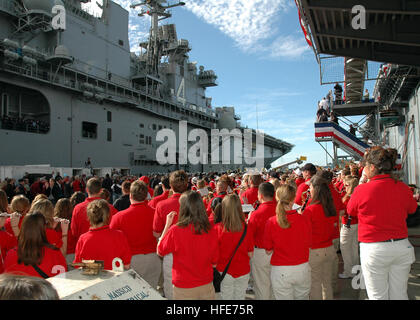 041227-N-5517C-028 San Diego, Kalifornien (27. Dezember 2004) - The Texas Tech "Red Raiders" Marching Band durchgeführt am Naval Station 32nd Street Pier 13 für die Besatzung der amphibischen Angriff USS Tarawa (LHA-1) und Mitglieder des amphibischen Angriff Schiff Schiff USS Boxer (LHD-4). Tarawa veranstaltete das 27. Pacific Life Holiday Bowl-Mittagessen. Die University of California Golden Bears and Red Raiders spielen in der Bowl-Spiel auf 30. Dezember 2004 im Qualcomm Stadium in San Diego, Kalifornien. US Navy Foto vom Fotografen Mate Airman Matthew Clayborne (freigegeben) uns Marine 041227-N-5517C-028 The Texas T Stockfoto