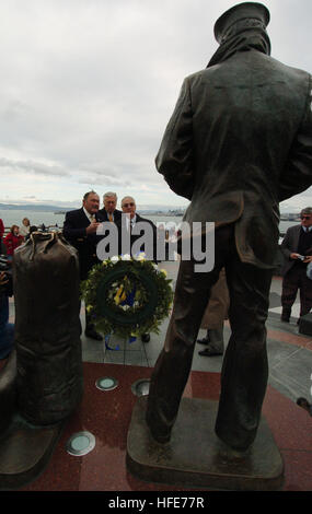 041229-N-9693M-287 San Francisco, Kalifornien (29. Dezember 2004) - Secretary Of The Navy (SECNAV), Gordon England, legt einen Kranz zu Ehren der Matrosen und Marinesoldaten. Das Lone Sailor-Denkmal am Vista Point Outlook am nördlichen Ende der Golden Gate Bridge bietet einen herrlichen Blick auf San Francisco, die Golden Gate Bridge und historischen Gefängnis Alcatraz. Die 7-Fuß hohe und 800 Pfund Bronze-Statue Stand mit seinen Seesack mit Blick auf die Brücke. Die Statue ist umgeben von vier Bronze Relief-Skulpturen zeigt die Meer-Services von maritimen Geschichte der USA. Die Statue wurde 14. April 2002 eingeweiht. Foto: U.S. Navy Stockfoto