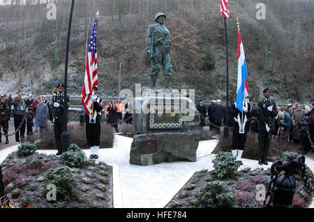 041215-3236B-001 Clervaux, Belgien (15. Dezember 2004) - Soldaten, Matrosen und Veteranen des zweiten Weltkriegs erinnern den getöteten in Aktion während der ÒBattle von der BulgeÓ bei einer Kranzniederlegung Zeremonie an der amerikanischen GI-Statue zu Ehren der Befreiung von Clervaux, Belgien. Veranstaltungen zum Gedenken an den 60. Jahrestag der deutschen offensive Aktion in den Ardennen Ostbelgien und nördlichen Luxemburg, wo amerikanische Truppen einige seiner größten Verluste während des zweiten Weltkriegs erlitten zu dienen. Foto: U.S. Navy PhotographerÕs Mate 1. Klasse Ted Banken (freigegeben) US Navy 041215-N-3236B-001 Soldaten, Matrosen ein Stockfoto