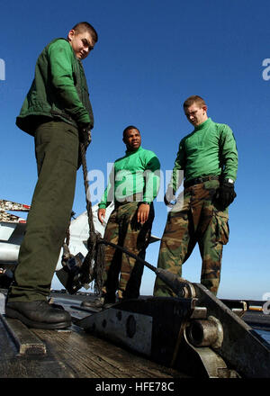 Aviation Boatswains an Bord der USS Harry S. Truman (CVN 75) testen die Spannung an einem von vier Dampfkatapulten auf dem Flugdeck. Carrier Air Wing Three (CVW-3) bietet enge Luftunterstützung und Aufklärungsmissionen über dem Irak. Die Truman-Strike-Gruppe wird zu einer geplanten Mission zur Unterstützung des Globalen Krieges gegen den Terrorismus eingesetzt. Stockfoto
