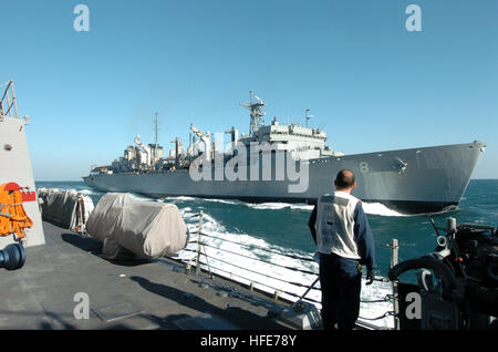 041231-N-7205P-059 Persischen Golf (31. Dezember 2004) - Senior Chief Store Keeper John McGriff beobachtet, wie das Military Sealift Command (MSC) schnell Kampfunterstützung Schiff USNS Arctic (T-AOE 8) zieht weg von der Lenkwaffenzerstörer USS Mason (DDG-87) nach einem Nachschub auf dem Meer. Mason ist auf ihren ersten Einsatz bis zum Persischen Golf im Rahmen der USS Harry S. Truman (CVN-75) Carrier Strike Group, Koalition Bemühungen im globalen Krieg gegen den Terrorismus zu unterstützen. Foto: U.S. Navy innere Kommunikation Elektriker 1. Klasse Kelly R. Preston (freigegeben) US Navy 041231-N-7205P-059 Senior Chief Store Keepe Stockfoto