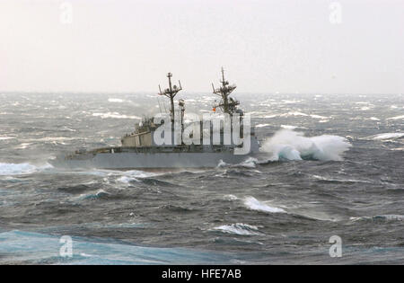 021029-N-0120R-004 auf hoher See mit USS Paul F. Foster (DD-964) 29. Oktober 2002--Schiff der Zerstörer USS Paul F. Foster dreht Weg nach einem Versuch, Kraftstoff aus dem Military Sealift Command wieder aufzufüllen (MSC) USNS Rappahannock (T-AO-204). Die Meere waren zu hoch und Bedingungen zu rau, sicher eine geplante Nachschub auf dem Meer (RAS) auszuführen.  Im Laufe des Tages erlaubt ruhigeren See die beiden Schiffe zu verbinden und ihre Mission abzuschließen.  US Navy Foto vom Fotografen der 3. Klasse William H. Ramsey Paaren.  (FREIGEGEBEN) US Navy 021029-N-0120R-004 wendet sich der Zerstörer USS Paul F. Foster ab, nachdem ein Versuch Stockfoto