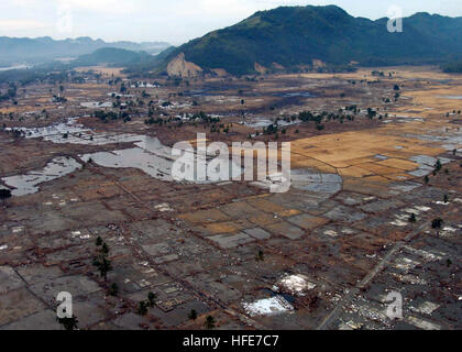 050102-N-9593M-029 indischen Ozean (2. Januar 2005) – legt ein Dorf in der Nähe der Küste von Sumatra in der Ruine nach dem Tsunami, die Süd-Ost Asien geschlagen. Hubschrauber, der Carrier Air Wing zwei (CVW-2) und Segler von USS Abraham Lincoln (CVN-72) zugewiesen sind humanitäre Einsätze im Gefolge des Tsunami durchführt, bei die in Südostasien geschlagen. Die Abraham Lincoln Carrier Strike Group ist derzeit in den Indischen Ozean aus dem Wasser von Indonesien und Thailand. Foto: U.S. Navy des Fotografen Mate 2. Klasse Philip A. McDaniel (freigegeben) uns Marine 050102-N-9593M-029 A Dorf in der Nähe der Küste S Stockfoto