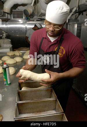 050102-N-5837R-048 indischen Ozean (2. Januar 2005) - kulinarische Spezialist drittklassigen Joshua Savoy macht Brot in der Bäckerei von der USS Abraham Lincoln (CVN-72) für die Opfer des Tsunami in Sumatra, Indonesien. Abraham Lincoln Carrier Strike Group ist derzeit in den Indischen Ozean aus dem Wasser von Indonesien und Thailand. Foto: U.S. Navy des Fotografen Mate Airman Lehrling Timothy C. Roache Jr. (freigegeben) US Navy 050102-N-5837R-048 kulinarische Spezialist drittklassigen Joshua Savoy bereitet Brot in der Bäckerei an Bord der Flugzeugträger der Nimitz-Klasse USS Abraham Lincoln Stockfoto