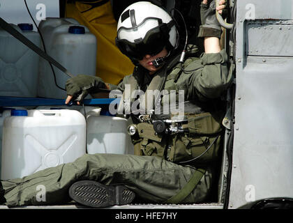 050105-N-4166B-030 indischen Ozean (5. Januar 2005) Ð ein Besatzungsmitglied der Luft in der Kabine eines HH - 60 H Seahawk-Hubschrauber sitzt, die ÒGolden FalconsÓ des zweiten Hubschrauber Anti-Submarine Squadron (HS-2), gereinigtes Wasser Krüge voller zugewiesen. Die Krüge Wasser werden in Regionen, die durch den Tsunami in Sumatra, Indonesien isoliert geflogen werden. Hubschrauber, der Carrier Air Wing zwei (CVW-2) und Segler von Abraham Lincoln zugewiesen sind humanitäre Einsätze im Gefolge des Tsunami durchführt, bei die in Südostasien geschlagen. Die Abraham Lincoln Carrier Strike Group ist derzeit in den Indischen Ozean aus dem Wasser Ind Stockfoto