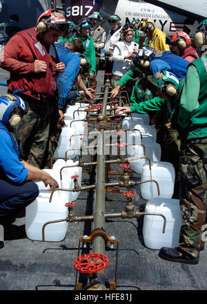 050110-N-6817C-026 indischen Ozean (10. Januar 2005) Ð Besatzungsmitglieder an Bord der USS Abraham Lincoln (CVN-72) füllen Krüge mit gereinigtem Wasser aus ein trinkbares Wasser vielfältig. Die Repair-Division an Bord Lincoln gebaut Krümmer in acht Stunden. Das Wasser Krüge von Marine geflogen werden werden Hubschrauber Regionen isoliert durch den Tsunami in Sumatra, Indonesien. Hubschrauber, der Carrier Air Wing zwei (CVW-2) und Segler von Abraham Lincoln zugewiesen unterstützen Operation Unified Hilfe, humanitäre Operation Aufwand im Zuge der Tsunami-Katastrophe, die Süd-Ost Asien geschlagen. Abraham Lincoln Carrier Strike G Stockfoto