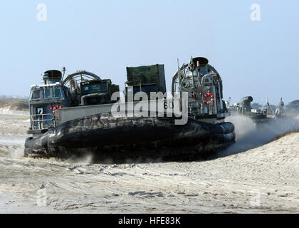 050111-N-3557N-008 Onslow Bay, N.C. (11. Januar 2005) Ð A Landing Craft Luftpolster, zugewiesen Assault Craft Einheit vier (ACU-4), bereitet sich auf das Wasser, wie es Marines und Ausrüstung der 26. Marine Expeditionary Unit (MEU) an der amphibischen Angriff Schiff USS Kearsarge (LHD-3) liefert. Die Kearsarge Expeditionary Strike Group (ESG) und der 26. MEU sind eine ESG-Übung in Vorbereitung auf eine bevorstehende geplante Bereitstellung beteiligt. Foto: U.S. Navy des Fotografen Mate Flieger Christopher Newsome (freigegeben) US Navy 050111-N-3557N-008 A Landing Craft Luftpolster, Assault Craft Un zugewiesen Stockfoto