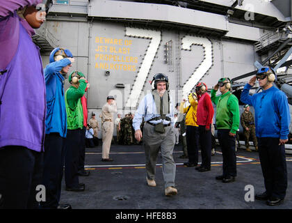 050115-N-4166B-025 indischen Ozean (15. Januar 2005) stellvertretender Verteidigungsminister Paul Wolfowitz fährt USS Abraham Lincoln (CVN-72) nach dem Besuch mit dem Schiff und ihre Crew zu diskutieren und ihre humanitären Bemühungen in Sumatra, Indonesien zu gratulieren. Die Abraham Lincoln Carrier Strike Group ist in der Indian Ocean vor der Küste Indonesiens und Thailand zur Unterstützung der Operation Unified Assistance, im Zuge der Dez. 26 Tsunami derzeit, die Süd-Ost Asien geschlagen. U.S. Navy Photo von US Navy 050115-N-4166B-025 Stv. Sekretär PhotographerÕs Mate Airman Jordon R. Beesley (frei) Stockfoto