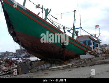 Nach dem Tsunami vom 26. Dezember 2004 wird in Banda Aceh, Sumatra, Indonesien, ein großes Boot gesehen. Die USS Abraham Lincoln (CVN 72) Carrier Strike Group ist im Indischen Ozean tätig und unterstützt die Operation Unified Assistance. Stockfoto