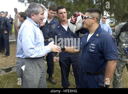 050115-F-5586B-427 Banda Aceh, Sumatra, Indonesien (14. Januar 2004) Ð stellvertretende Verteidigungsminister Paul Wolfowitz trifft sich mit Service-Mitglieder, die Unterstützung bei der Verteilung von Hilfsgütern, bei einem Besuch in der Region um seine Unterstützung zu Operation Unified Assistance geführt. DoD-Foto von US Air Force Master Sgt. James M. Bowman (RELEASED) US Navy 050115-F-5586B-427 Deputy Defense Secretary Paul Wolfowitz trifft sich mit Service-Mitglieder, die Unterstützung bei der Verteilung von Hilfsgütern Stockfoto