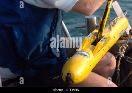 Ein Mitglied des Navy Oceanographic Office International Survey Teams setzt ein Side-Scan-Sonar ein, um die Küste in der Nähe von Banda Aceh, Sumatra, Indonesien, zu kartieren. Die Umfrage an Bord der USS Benfold (DDG 65) unterstützt die sichere Navigation nach dem Tsunami von 2004 und umfasst die Koordinierung mit zivilen Erhebungsteams. Benfold ist Teil der USS Abraham Lincoln (CVN 72) Carrier Strike Group im Indischen Ozean. Stockfoto