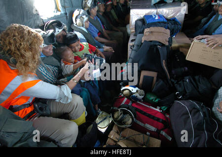 050123-N-9885M-497-Sumatra, Indonesien - Melissa Higham, zeigt aus Sydney, Australien, Clips aus ihrer Videokamera zu lokalen Indonesier an Bord eine MH-53E Hubschrauber wie sie zu einem nahe gelegenen Flughafen mit anderen Mitgliedern ihrer Familie übertragen. Besatzungsmitglieder der Hubschrauber Mine Gegenmaßnahmen Geschwader 15 (HM-15) sind Hilfsgüter für die Opfer des Tsunami auslagern.  Die Matrosen der HM-15 zugeordnet sind die USS Essex (LHD-2), derzeit in den Indischen Ozean aus den Gewässern Indonesiens zur Unterstützung der Operation Unified Hilfe, humanitäre Operation Aufwand im Zuge der Tsunami-Katastrophe, die Stockfoto