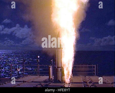 021121-N-0000 X-002 Kauai, Hawaii (21. November 2002)--eine Entwicklungsstörung Standard Missile-3 (SM-3), entworfen, um kurz bis Mittel reichten Abwehr ballistischer Flugkörper Bedrohungen abfangen wird vom Pearl Harbor ansässige Aegis-Kreuzer USS Lake Erie (CG-70) ins Leben gerufen. Die SM-3-Rakete abgefangen sein Ziel dreieinhalb Minuten, nachdem die Ziele aus der Pacific Missile Range Facility, Barking Sands, Kauai, Hawaii zu starten. Dies war die dritte in Folge erfolgreich abfangen im Aegis Ballistic Missile Defense (BMD) Programm, Teil der vielschichtigen Ballistic Missile Defense System entwickelt, durch die Missi Stockfoto