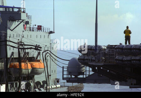 050126-N-6326B-045 Pazifik (26. Januar 2005) Ð The Military Sealift Command (MSC) im Gange Nachschub Öler USNS Pecos (T-AO 197) führt Nachschub auf dem Meer (RAS) mit USS Nimitz (CVN-68). Nimitz führt derzeit operative Reaktor Safeguard Prüfung vor der Küste von Süd-Kalifornien. U.S. Navy photo von PhotographerÕs Mate Airman Jake Berenguer (freigegeben) US Navy 050126-N-6326B-045 The Military Sealift Command (MSC) im Gange Nachschub Öler USNS Pecos (T-AO 197) führt Nachschub auf dem Meer (RAS) mit USS Nimitz (CVN-68) Stockfoto