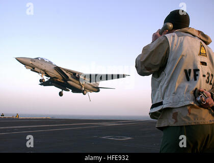 050126-N-5345W-056 (Persischer Golf) an Bord der USS Harry S. Truman Lt. David Dequeljoe, ein Landing Signal Officer (LSO) zugewiesen, die "Schwertkämpfer" der Fighter Squadron (VF) 32, Relais Ansatz und Wiederherstellungsinformationen für Segler, die Arbeiten in der Bekämpfung der Richtung Center (CDC), beim Ansehen eines seinem Geschwader F-14 Tomcats nähern sich der Landeplatz auf dem Flugdeck der Flugzeugträger der Nimitz-Klasse USS Harry S. Truman (CVN-75).  Derzeit sind Flugzeuge von Carrier Air Wing (CVW) 3 eingeschlagen Truman Bereitstellung von Luftnahunterstützung und Durchführung von Intelligenz, Überwachung und Reconn Stockfoto