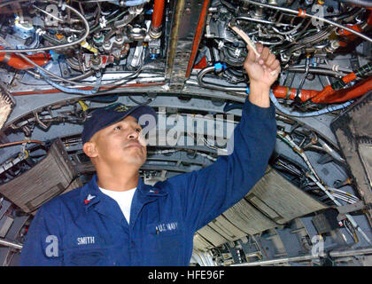 021122-N-8156W-002 San Diego, CA (22. November 2002)--Luftfahrt Maschinist Mate 2. Klasse Leonard Smith Helicopter Combat Support Squadron elf (HC-11), "Gunbearers" zugewiesen reinigt Korrosion Ventile auf der Innenseite ein CH-46 'Sea Knight' bei der Wartung der Flugzeuge.  HC-11 ist am Naval Air Station North Island Gridley.  US Navy Foto vom Fotografen Mate Airman Joshua Wall.  (FREIGEGEBEN) U.S. Navy 021122-N-8156W-002 Aviation Maschinist Mate 2. Klasse Leonard Smith zugewiesen, die Gunbearers der Hubschrauber Combat Support Squadron elf (HC-11) Stockfoto