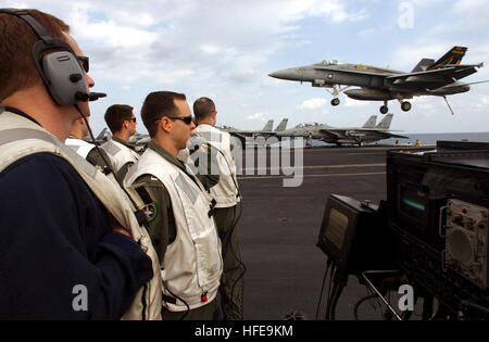 050209-N-2984R-012 Persischen Golf (9. Februar 2005) Ð Landing Signal Officers (LSO) beobachten, wie eine F/A - 18 C Hornet, zugeordnet zu den "Revolverhelden" von Strike Fighter Squadron One Zero Five (VFA-105), auf dem Flugdeck an Bord der Flugzeugträger der Nimitz-Klasse USS Harry S. Truman (CVN-75) landet im Flugzeug-Recovery-Vorgänge. Das LSO primäre Aufgabe ist die sichere und zügige Erholung der Örtlich festgelegtflügel Flugzeug an Bord des Schiffs. Carrier Air Wing drei (CVW-3) ist an Bord Truman eingeschlagen und leistet Luftnahunterstützung und Durchführung von Intelligenz Überwachung und Aufklärung über den Irak. Die Truman Stockfoto