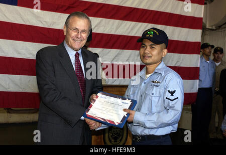 050209-F-7203T-203-Nizza, Frankreich (9. Februar 2005) - Verteidigungsminister (Pressesprecher) Donald H. Rumsfeld präsentiert eine Auszeichnung zu kulinarischen Spezialist Seemann Sameth Moth während einer Preisverleihung an Bord der Zerstörer der Spruance-Klasse USS O'Bannon (DD-987) in Nizza, Frankreich. Verteidigungsministers Rumsfeld besucht das Schiff um die Crew sprechen und präsentieren verschiedene Auszeichnungen, darunter Seemann und Schiff Handler des Jahres ausgezeichnet. Verteidigungsministers Rumsfeld ist in Nizza zu einer Konferenz mit NATO-Verteidigungsminister. US Air Force Foto von techn. Sgt. Cherie A. Thurlby (freigegeben) US Navy 050209-F-7203T-203 Secretary Of Defense (SECDE Stockfoto