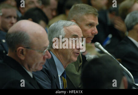 050217-N-2383B-117 Washington, D.C. (17. Februar 2005) Ð Secretary Of The Navy, Gordon R. England, bezeugt vor Mitgliedern des House Armed Services Committee während der Defense Authorization Request für Geschäftsjahr 2006 und die Zukunft Jahre Defense Program. Sitzen bleibt Chief of Naval Operations (CNO) Admiral Vern Clark, und ganz rechts ist Kommandant des Marine Corps General Michael W. Hagee. Foto: U.S. Navy des Fotografen Chief Mate Johnny Bivera (freigegeben) US Navy 050217-N-2383B-117 Secretary Of The Navy, Gordon R. England, bezeugt vor Mitgliedern des House Armed Services Committee Stockfoto