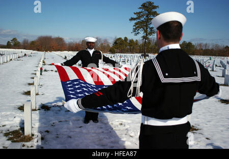 050222-N-0020T-016 Long Island, N.Y (22. Februar 2005) - Bootsmann Mate 3. Klasse Marcus Allen führt Flagge Faltung Auszeichnungen für eine Trauerfeier statt, bei dem Calverton National Cemetery in Long Island, N.Y. Petty Officer Allen erhält der Navy und Marine Corps Reserve Center (NMCRC) in Amityville, NY NMCRC Amityville koordiniert und Ehre Trauergottesdienste für die Long Island Region bietet. US Navy Foto vom Fotografen 1. Klasse Matthew J. Thomas (freigegeben) US Navy 050222-N-0020T-016 Boatswain Mate Mate 3. Klasse Marcus Allen führt Flagge Faltung Auszeichnungen für eine Beerdigung Service h Stockfoto