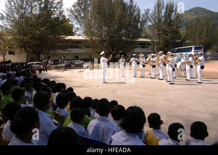 050301-N-1693W-102 Kamala, Thailand (1. März 2005) - führen Mitglieder der US 7. Flotte Band für die Mitarbeiter und Studenten der Kamala Primary School, eine der vielen Einrichtungen, die vom Tsunami betroffenen, der Südostasien im Dezember 2004 traf. Während in der Schule waren Mitarbeiter und Matrosen der 7. US-Flotte Flaggschiff USS Blue Ridge (LCC-19) mit Studenten zu besuchen und liefern Bücher gespendet durch Projekt durch. Blue Ridge, Flaggschiff der siebten US-Flotte, war bei einem geplanten Hafen-Besuch in Phuket, Thailand. Das Schiff ist im Hafen, ca. 1.000 Matrosen, Marines und Mitarbeiter m Stockfoto