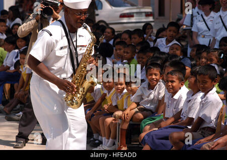 050301-N-1693W-182 Kamala, Thailand (1. März 2005) - Musiker 2. Klasse Frank Newton, der siebten US-Flotte Band, Soli, während eines Konzerts in Kamala-Grundschule in Kamala, Thailand. Während in der Schule waren Mitarbeiter und Matrosen der 7. US-Flotte Flaggschiff USS Blue Ridge (LCC-19) mit Studenten zu besuchen und liefern Bücher gespendet durch Projekt durch. Blue Ridge, Flaggschiff der siebten US-Flotte, war bei einem geplanten Hafen-Besuch in Phuket, Thailand. Während im Hafen durchgeführt des Schiffs etwa 1.000 Matrosen, Marines und Mitarbeiter gemeinnützigen Projekten und lear Stockfoto