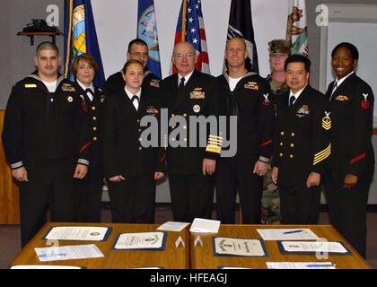 050304-N-0899S-001 San Diego, Kalifornien (4. März 2005) - der Chief of Naval Operations (CNO), Admiral Vern Clark, Posen für einen Fotografen nach den Vorsitz einer Masse Zeitsoldat Zeremonie an Bord Naval Base San Diego, Kalifornien, im Rahmen einer offiziellen besuchen. ADM Clark reitet acht Matrosen aus verschiedenen Befehle in der Gegend von San Diego. U.S. Navy Photo von PhotographerÕs Mate 3. Klasse Jo Wilbourn Sims (freigegeben) US Navy 050304-N-0899S-001 The Chief der Naval Operations (CNO), Admiral Vern Clark, stellt für einen Fotografen nach den Vorsitz einer Masse Zeitsoldat Zeremonie an Bord Naval Base San Diego, Calif Stockfoto