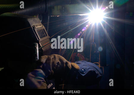 An Bord der USS Kitty Hawk (CV 63) üben Techniker die Lichtbogenschweißung in der Rohrwerkstatt des Schiffes. Die Techniker warten den Rumpf, die Armaturen, die Rohrleitungen und die Maschinen, während der konventionell angetriebene Flugzeugträger von Yokosuka, Japan aus operiert und die Energieprojektion und die Kontrolle des Seeverkehrs im Gebiet der 7. Flotte demonstriert. Stockfoto