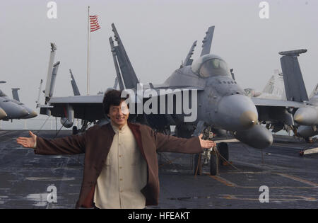 021202-N-0271M-011 an Bord der USS Kitty Hawk (CV-63) 2. Dezember 2002 - internationale Aktion-Filmstar und native Jackie Chan Hong Kong genießt seine Erfahrungen auf dem Flugdeck während einer Tour von der Kitty Hawk.  USS Kitty Hawk aktuelle Mission ist es, nach vorne Präsenz in der Region Asien/Pazifik und führen Schulungen und Übungen mit regionalen Verbündeten, als AmericaÕs Ò9-11Ó-Kampfgruppe, stehen zur Beantwortung emergent nationalen Truppenteile wo und wann benötigt.   Foto: U.S. Navy PhotographerÕs Mate 3. Klasse Lee M. McCaskill (freigegeben) US Navy 021202-N-0271M-011 Jackie Chan e Stockfoto