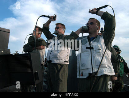 050307-N-4565G-005-Atlantik (7. März 2005) - Landing Signal Officers Lt. CMdR Matt Griffeth, links, und Lt. Mike Weyenberg, Recht, signalisieren eine grüne Terrasse im Flugbetrieb an Bord der konventionell angetriebenen Flugzeugträger USS John F Kennedy (CV-67). Das LSO primäre Aufgabe ist die sichere und zügige Erholung der Örtlich festgelegtflügel Flugzeug an Bord des Schiffs. Der Mayport, Florida, auf der Grundlage Flugzeugträger führt geplante Träger Qualifikationen im Atlantischen Ozean. U.S. Navy Photo von PhotographerÕs Mate 3. Klasse Tommy Gilligan (freigegeben) uns Marine 050307-N-4565G-005 Landing Signal Offi Stockfoto