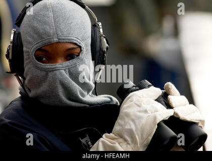 050308-N-0535P-003 Persischen Golf (8. März 2005) - Operationen Spezialist Seemann Angel Hilton steht eine Kraft-Schutz-Uhr auf der Signal-Brücke während eines Bohrers allgemeine Viertel (GQ) an Bord der Flugzeugträger der Nimitz-Klasse USS Harry S. Truman (CVN-75). Truman Carrier Strike Group ist auf eine regelmäßige Bereitstellung zur Unterstützung der globalen Krieg gegen den Terrorismus. US Navy Foto vom Fotografen Mate Flieger Jay C. Pugh (freigegeben) U.S. Navy 050308-N-0535P-003 Operations Specialist Seemann Angel Hilton steht eine Kraft-Schutz-Uhr auf der Signal-Brücke während einer allgemeinen Viertel (GQ) Drill an Bord Stockfoto