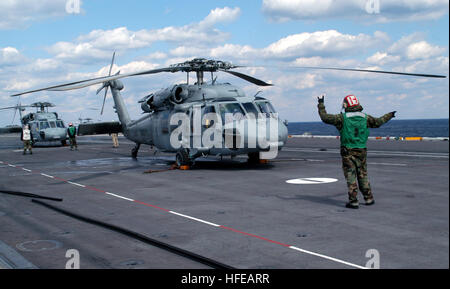 050310-N-3333H-001-Atlantik (10. März 2005) - Aviation Maintenance Administrationman Flieger Brian Parker von Merced, Kalifornien, leitet die Crew ein MH-60 Seahawk, zugewiesen, die "Ladegeräte" Hubschrauber Combat Support Squadron Six (HC-6), während Preflight-Verfahren an Bord der Flugzeugträger der Nimitz-Klasse USS Theodore Roosevelt (CVN-71). Roosevelt wird derzeit in den Atlantischen Ozean, die Durchführung von Träger Qualifikationen. US Navy Foto des Fotografen Mate Airman Jonathan W. Hutto, Sr. (freigegeben) US Navy 050310-N-3333H-001 Aviation Maintenance Administrationman Flieger Brian Parke Stockfoto