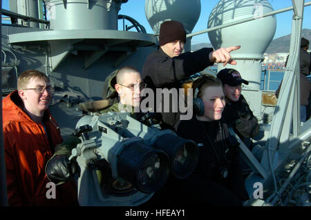 050314-N-1485H-040 Busan, Republik Korea (14. März 2005) - Segler Stand der Suche nach vorne zu sehen, von der Signal-Brücke an Bord der USS Kitty Hawk (CV-63) als das Schiff bereitet, in Hafen in Busan, Republik Korea zu ziehen. Kitty Hawk und eingeschifften Carrier Air Wing Five (CVW-5) kam in Busan für einen Port-Besuch am Jahrestag der Kitty Hawk letzten Besuch im März 2004. Kitty Hawk zeigt Machtprojektion und Meer Kontrolle als die US Navy nur dauerhaft nach vorne bereitgestellt Flugzeugträger, Betrieb von Yokosuka, Japan. Foto: U.S. Navy des Fotografen Mate 3. Klasse Lamelle J. Hinton (RE Stockfoto