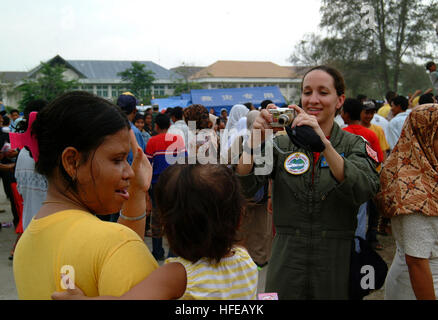 Der Air Operations Officer an Bord des MSC-Krankenhausschiffs USNS Mercy (T-AH 19) dokumentiert die Bedingungen in einem Flüchtlingslager in Banda Aceh, Sumatra, während Mercy Sailers humanitäre Hilfe nach dem Tsunami leisten. Stockfoto