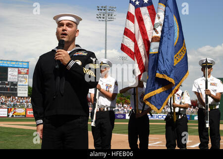 Während der Phoenix Navy Week präsentiert ein JROTC-Farbwächter der Independence High School die Farben bei einem Baseballspiel zwischen den Chicago White Sox und Chicago Cubs. Die Veranstaltung umfasst patriotische Lieder und das öffentliche Engagement des Navy-Personals als als Teil von Gemeindeaktivitäten in US-Städten. Stockfoto